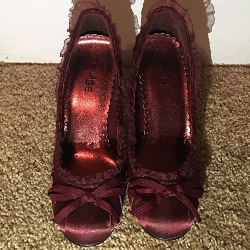 Burgundy heels size 6 brand new